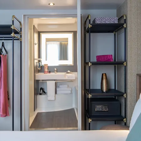 Отель Novotel Airport